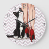 Frau und Tuxedo Katze Große Wanduhr (Vorderseite)