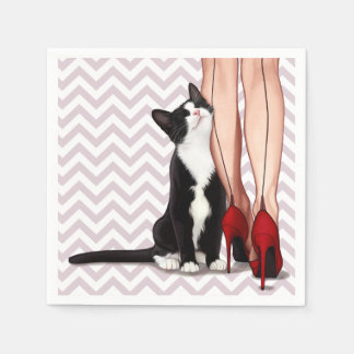 Frau und Tuxedo Katze Serviette