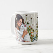 Frau und weiße Katze und Löwenzahn  Kaffeetasse (Vorderseite Links)