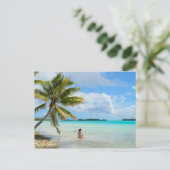 Frau unter einer Palme im Pazifik auf der Postkart Postkarte (Stehend Vorderseite)