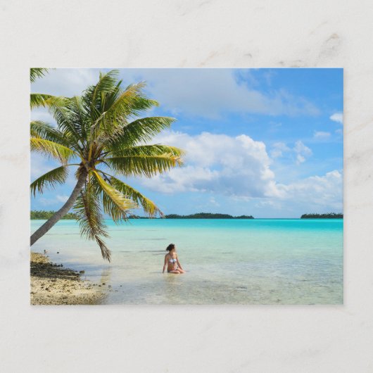 Frau unter einer Palme im Pazifik auf der Postkart Postkarte (Vorderseite)