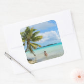 Frau unter einer Palme im pazifischen Aufkleber (Umschlag)