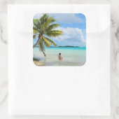 Frau unter einer Palme im pazifischen Aufkleber (Tasche)