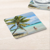 Frau unter einer Palme im pazifischen Untersetzer (angewinkelt)