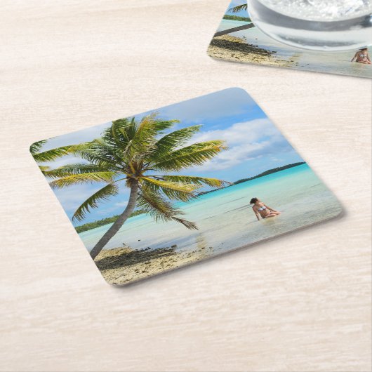 Frau unter einer Palme im pazifischen Untersetzer (angewinkelt)