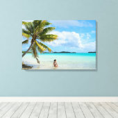 Frau unter einer Palme in der pazifischen Leinwand (Insitu (Holzboden))