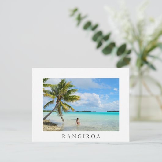 Frau unter einer Palme Rangiroa Postkarte (Stehend Vorderseite)