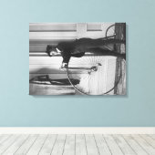 Frau verkleidet als Mann mit Radbild Leinwanddruck (Insitu (Holzboden))