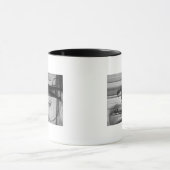 Frau verkleidet als Mann mit Radbild Tasse (Zentrum)