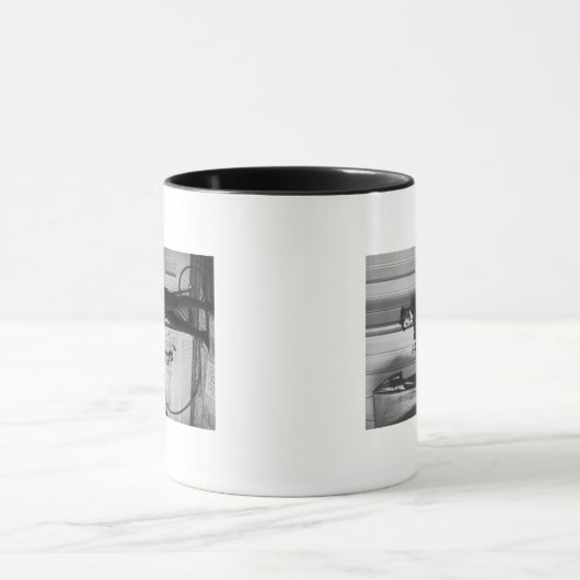 Frau verkleidet als Mann mit Radbild Tasse (Zentrum)