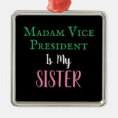 Frau Vizepräsidentin, mein Herr, Ornament Aus Metall (Vorne)