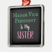 Frau Vizepräsidentin, mein Herr, Ornament Aus Metall (Links)