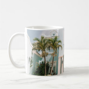 Frau vor dem Gebäude Kaffeetasse