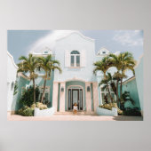 Frau vor dem Gebäude Poster (Vorne)