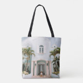 Frau vor dem Gebäude Tasche (Rückseite)