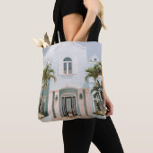 Frau vor dem Gebäude Tasche (Von Nahem)