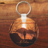 Frau während des Schlüsselanhängers bei Sonnenunte Schlüsselanhänger (Vorderseite)