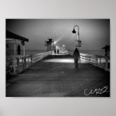 Frau Wandern auf dem Pier in San Clemente B&W Poster (Vorne)