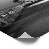 Frau Wandern auf dem Pier in San Clemente B&W Poster (Ecke)