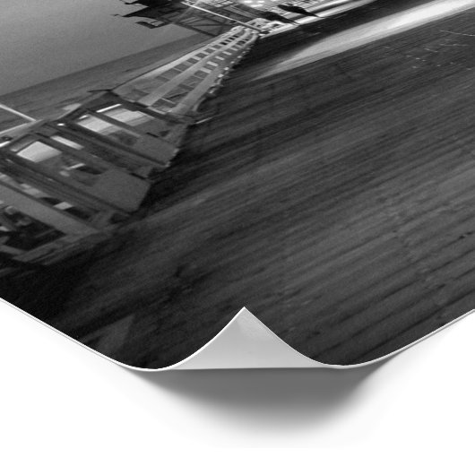 Frau Wandern auf dem Pier in San Clemente B&W Poster (Ecke)