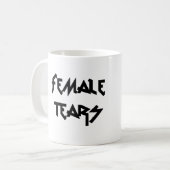 Frau zerreißt Tasse (Vorderseite Links)