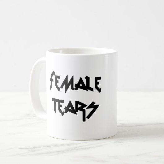 Frau zerreißt Tasse (Vorderseite Links)