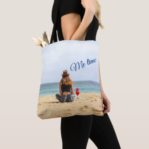 Frauen am Strand mit Trinken Tasche