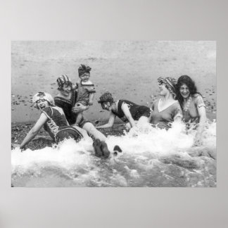 Frauen am Strand, Schwarz und Weiß, Altes Foto Vin Poster