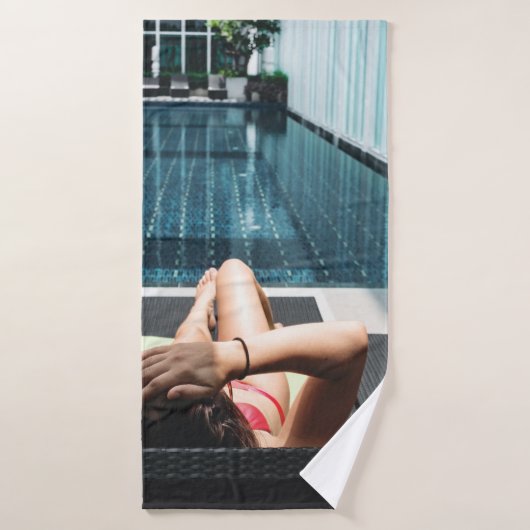 Frauen auf brauner Chaiselounge Badehandtuch (Badehandtuch)