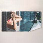 Frauen auf brauner Chaiselounge Badehandtuch (Badehandtuch)