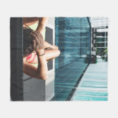 Frauen auf brauner Chaiselounge Fleecedecke (Vorderseite (Horizontal))