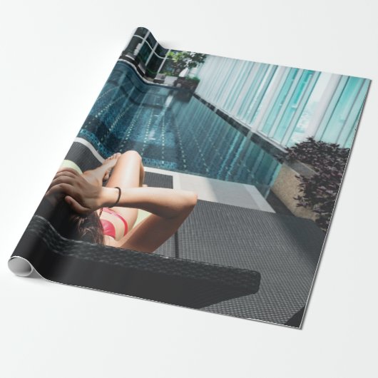 Frauen auf brauner Chaiselounge Geschenkpapier (Ungerollt)