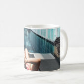 Frauen auf brauner Chaiselounge Kaffeetasse (VorderseiteRechts)