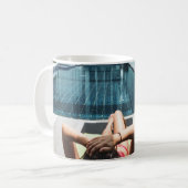Frauen auf brauner Chaiselounge Kaffeetasse (Vorderseite Links)
