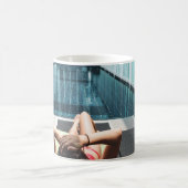 Frauen auf brauner Chaiselounge Kaffeetasse (Mittel)