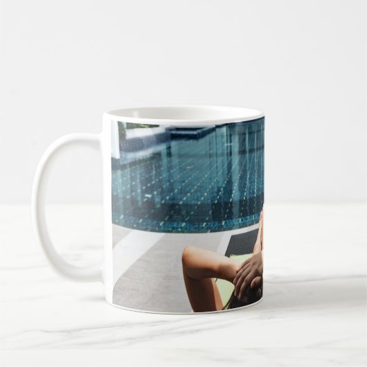 Frauen auf brauner Chaiselounge Kaffeetasse (Links)