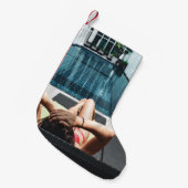 Frauen auf brauner Chaiselounge Kleiner Weihnachtsstrumpf (Vorderansicht (hängend))