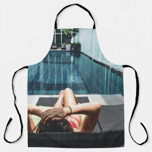 Frauen auf brauner Chaiselounge Schürze