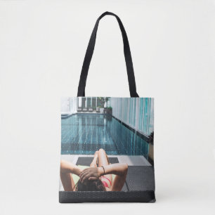 Frauen auf brauner Chaiselounge Tasche