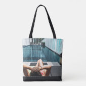Frauen auf brauner Chaiselounge Tasche (Rückseite)