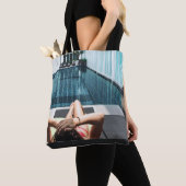 Frauen auf brauner Chaiselounge Tasche (Von Nahem)