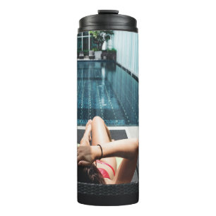 Frauen auf brauner Chaiselounge Thermosbecher