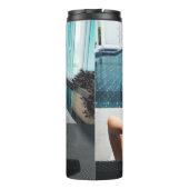 Frauen auf brauner Chaiselounge Thermosbecher (Rückseite)