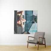 Frauen auf brauner Chaiselounge Wandteppich (Beispiel (Horizontal))
