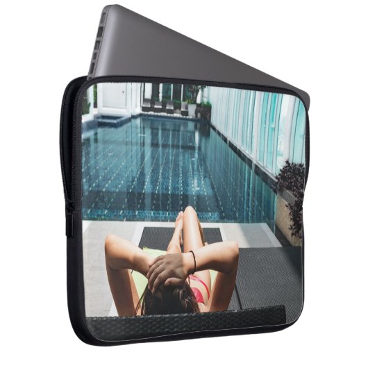 Frauen auf brauner Chaislounge Laptopschutzhülle (Vorne Rechts)