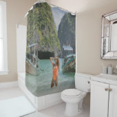 Frauen auf dem Wasserkörper zwischen braunen Boote Duschvorhang (Beispiel)