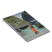 Frauen auf dem Wasserkörper zwischen braunen Boote Notizblock (Rechte Seite)