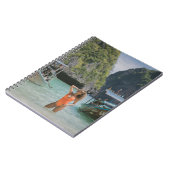 Frauen auf dem Wasserkörper zwischen braunen Boote Notizblock (Linke Seite)