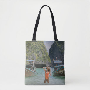 Frauen auf dem Wasserkörper zwischen braunen Boote Tasche