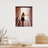 Frauen auf Treppen und künstlerisches Poster (Küche)